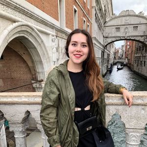 Meet your Posher, Leslie